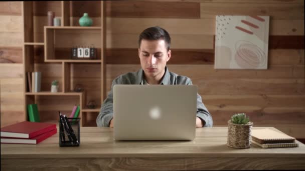 Hombre Estresado Trabajando Ordenador Portátil Oficina — Vídeos de Stock