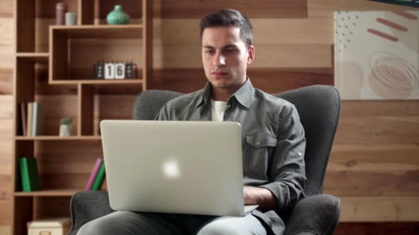 Jovem Trabalhando Laptop Casa — Vídeo de Stock