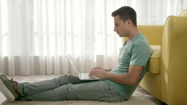 Fiatal Férfi Dolgozik Laptop Otthon — Stock videók