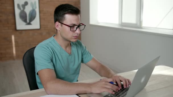 Hombre Joven Que Trabaja Ordenador Portátil Oficina — Vídeos de Stock