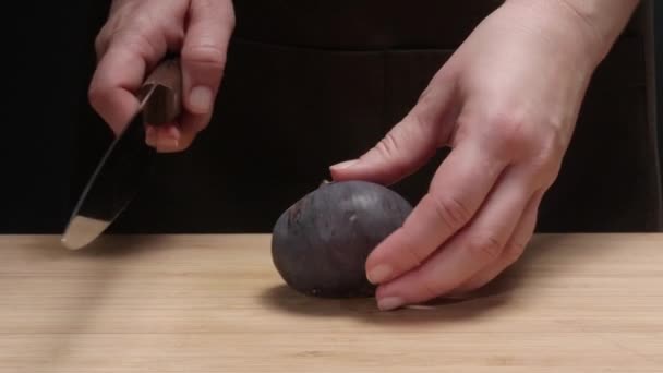 Perempuan Memotong Buah Ara Juicy Atas Meja — Stok Video