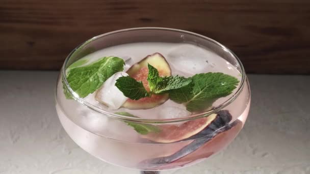 Homme Mettant Feuille Menthe Dans Verre Savoureuse Limonade Figue Gros — Video