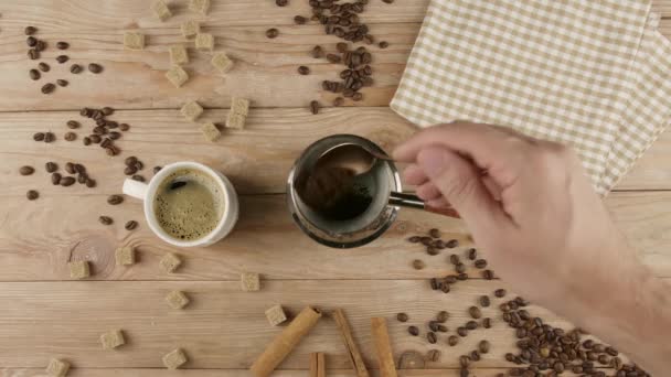 Puesta Café Polvo Jezve Sobre Mesa Madera Vista Superior — Vídeo de stock