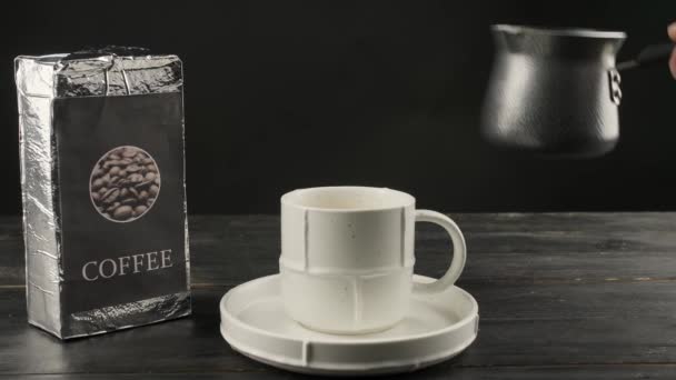 Forró Kávé Öntése Jezve Csészében Asztalon — Stock videók