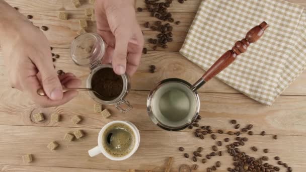 Einlegen Von Kaffeepulver Jezve Auf Holztisch Draufsicht — Stockvideo