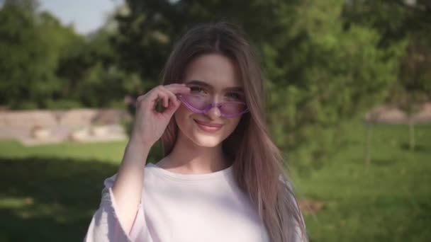 Gyönyörű Fiatal Napszemüveget Visel Szabadban — Stock videók