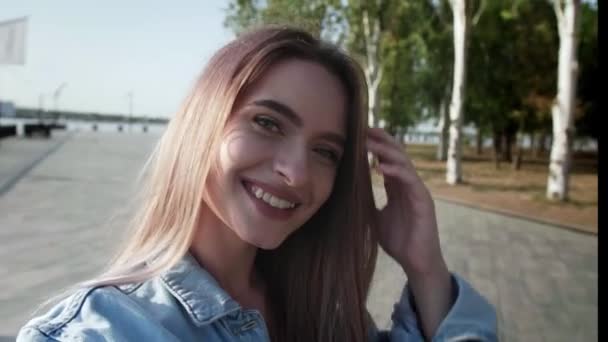 Hermosa Mujer Joven Aire Libre Día Verano — Vídeos de Stock