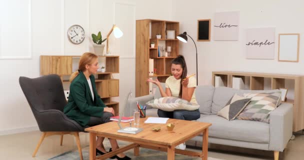 Psychologue Travaillant Avec Une Jeune Femme Stressée Bureau — Video