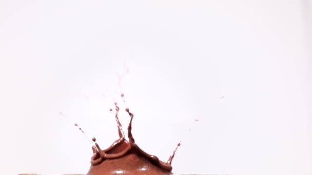 Salpicadura Chocolate Caliente Sobre Fondo Blanco — Vídeo de stock