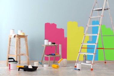 Odadaki duvarın yanında dekoratör malzemeleri olan resimler.