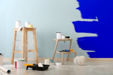 Odadaki duvarın yanında dekoratör malzemeleri olan resimler.