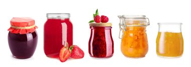 Beyaz zemin üzerinde farklı tatlı reçeller kavanozları