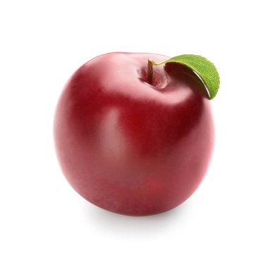 Taze olgun erik beyaz arkaplanda izole edilmiş.