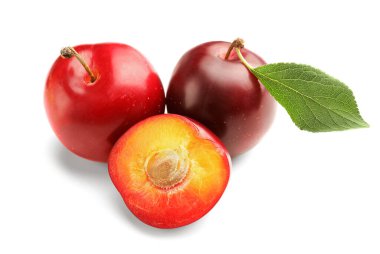Taze olgun erikler beyaz arkaplanda izole edilmiş.