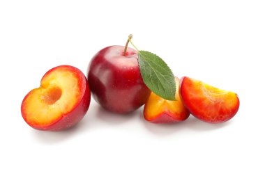 Taze olgun erikler beyaz arkaplanda izole edilmiş.