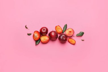 Renkli arkaplanda taze olgun erikler