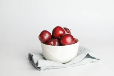 Beyaz arka planda taze erikli meyve kasesi.