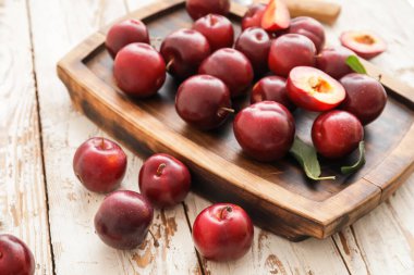 Tahta masada taze olgun erikli bir tahta.