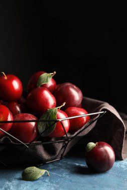 Taze olgun eriklerle dolu bir kase.