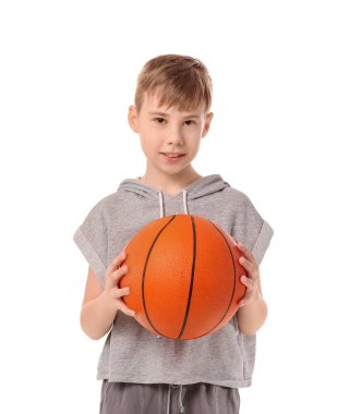 Beyaz arka planda basketbol oynayan sevimli bir çocuk.