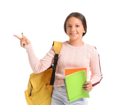 Genç bir kız beyaz arka planda bir şeye işaret ediyor.