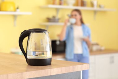 Bulanık arkaplanda elektrikli su ısıtıcısı