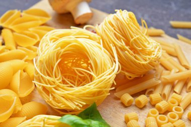 Koyu arkaplanda farklı pişmemiş makarna