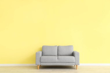 Renkli duvarın yanındaki modern kanepe.