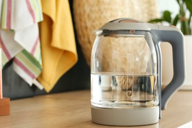 Mutfak masasında elektrikli çaydanlık.