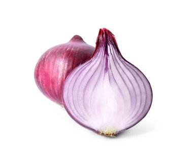 Beyaz arkaplanda taze çiğ soğan