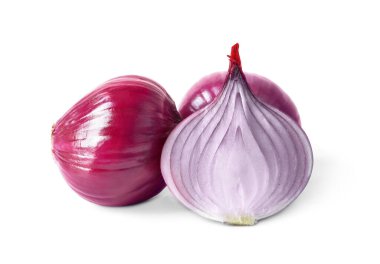 Beyaz arkaplanda taze çiğ soğan