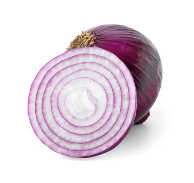 Beyaz arkaplanda taze çiğ soğan