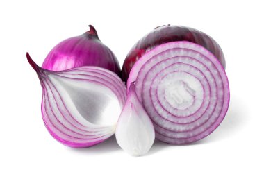 Beyaz arkaplanda taze çiğ soğan