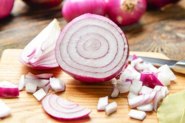 Ahşap zemin üzerinde taze çiğ soğan
