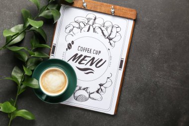 Kafedeki masada bir fincan sıcak kahve.