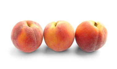 Beyaz arka planda olgun şeftaliler