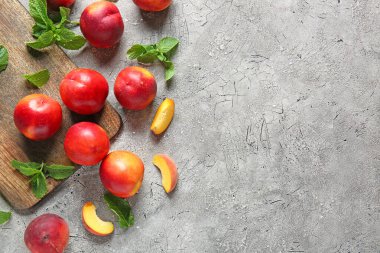 Gri arkaplanda olgun şeftaliler