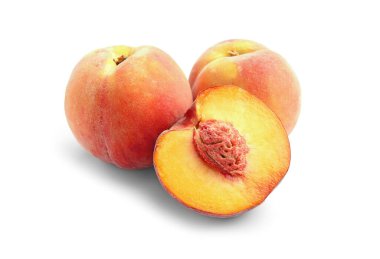 Beyaz arka planda olgun şeftaliler