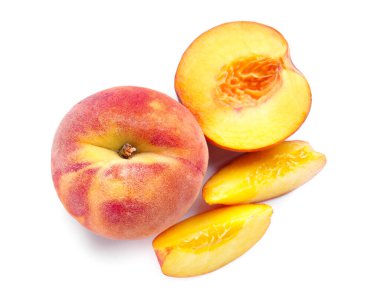 Beyaz arka planda olgun şeftaliler