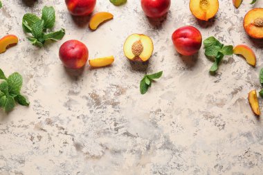 Masada olgun şeftaliler