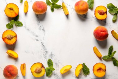 Hafif arkaplanda olgun şeftalilerden yapılmış çerçeve