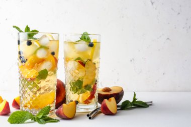 Şeftali kokteyli hafif arka planda gözlüklerle