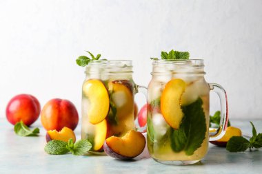 Kavanozlarda şeftali kokteyli.