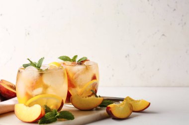 Şeftali kokteyli hafif arka planda gözlüklerle