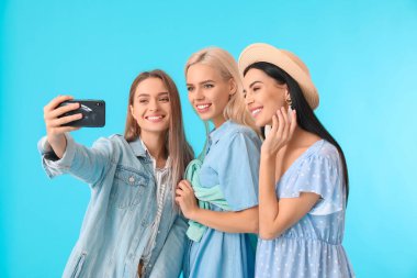 Güzel genç kadınlar selfie çekiyorlar.