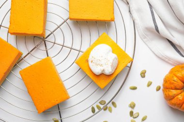 Beyaz arka planda lezzetli balkabağı turtası parçaları