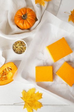 Masada lezzetli balkabağı turtası olan tepsi