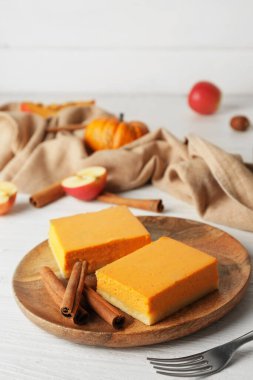 Tabakta lezzetli balkabağı turtası var.