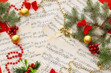 Not kağıtlarında Noel dekoru