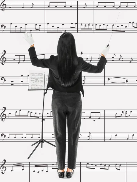白を基調とした若い女性指揮者 — ストック写真